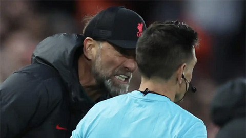 Klopp bị phạt cực nhẹ dù lên tiếng thách thức trọng tài