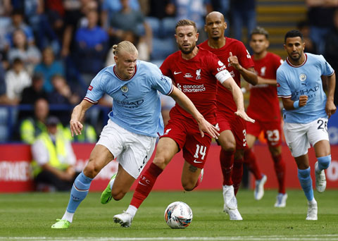 Haaland (áo xanh) sẽ cùng Man City vùi dập Liverpool