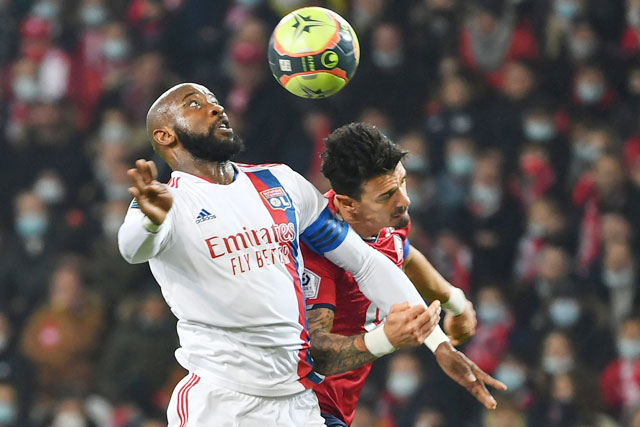 Đội trưởng Lacazette (trái) chưa thể cùng Lyon có niềm vui chiến thắng bởi gặp phải đối thủ kỵ giơ là Lille