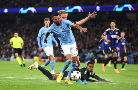 Mahrez dũng mãnh đột phá trong vòng vây của các cầu thủ Copenhagen