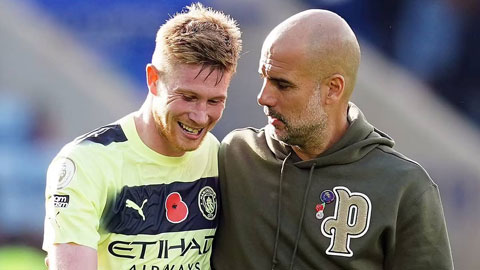 HLV Pep Guardiola cho rằng, De Bruyne (trái) vẫn chưa ở thời điểm hay nhất của sự nghiệp