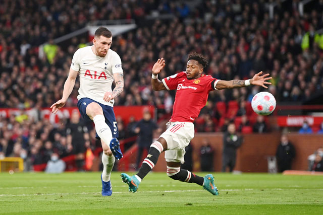 Fred (phải) và đồng đội khó giành điểm trước Tottenham