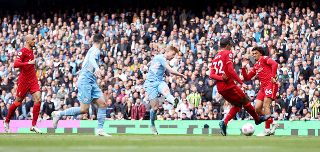 Man City (áo sáng) đang đứng nhì bảng với 23 điểm còn Liverpool mới chỉ có 10 điểm sau 8 trận