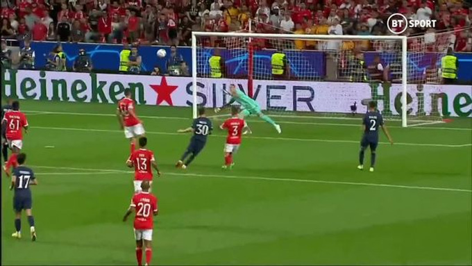 Đường cong tuyệt mỹ Messi vẽ nên trước Benfica