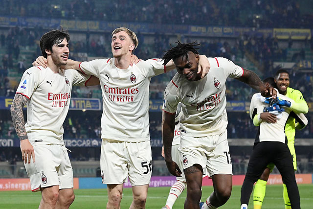 Tonali (bìa trái) vừa ghi bàn quyết định giúp Milan đánh bại Verona với tỷ số 2-1