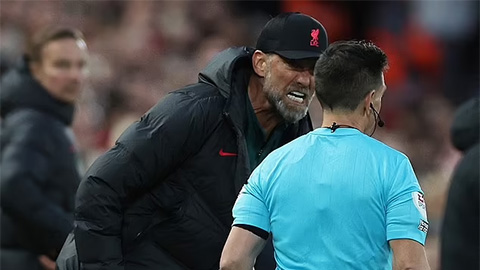 Guardiola thất vọng VAR, Klopp chán ngán trọng tài