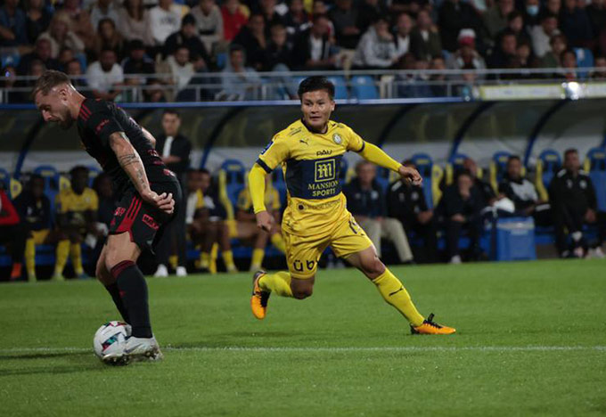 Quang Hải ghi bàn đầu tiên cho Pau FC