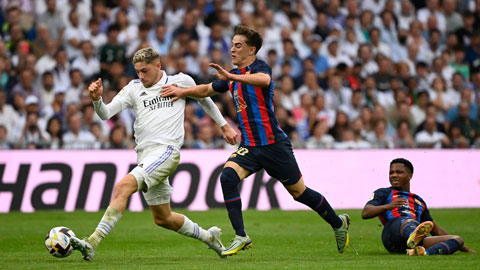 Federico Valverde (áo sáng) và đồng đội đánh bại Barca để trở thành đội bóng duy nhất còn bất bại tại La Liga mùa này