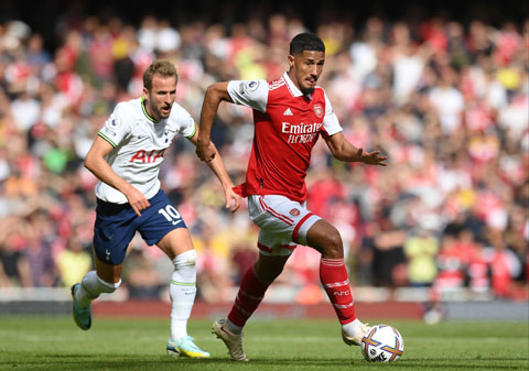 Saliba (áo đỏ) có màn trình diễn hoàn hảo ở mọi khía cạnh trong trận derby Bắc London