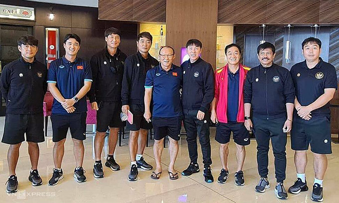 HLV Shin Tae Yong và Park Hang Seo gặp nhau tại SEA Games 2021 ở Việt Trì, Phú Thọ