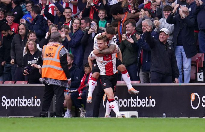 Stuart Armstrong tỏa sáng để mang về 1 điểm cho Southampton