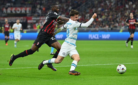 Tomori dính thẻ đỏ sau khi kéo ngã Mount, còn AC Milan thì chịu phạt đền