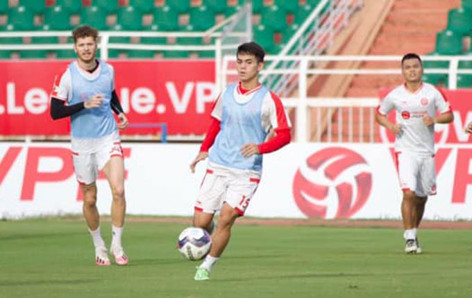 Văn Khang hăm hở tập luyện cùng toàn đội - Ảnh: Viettel FC