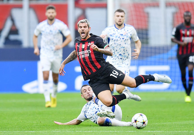 Milan (trên) khó vượt qua Dinamo Zagreb như trận lượt đi