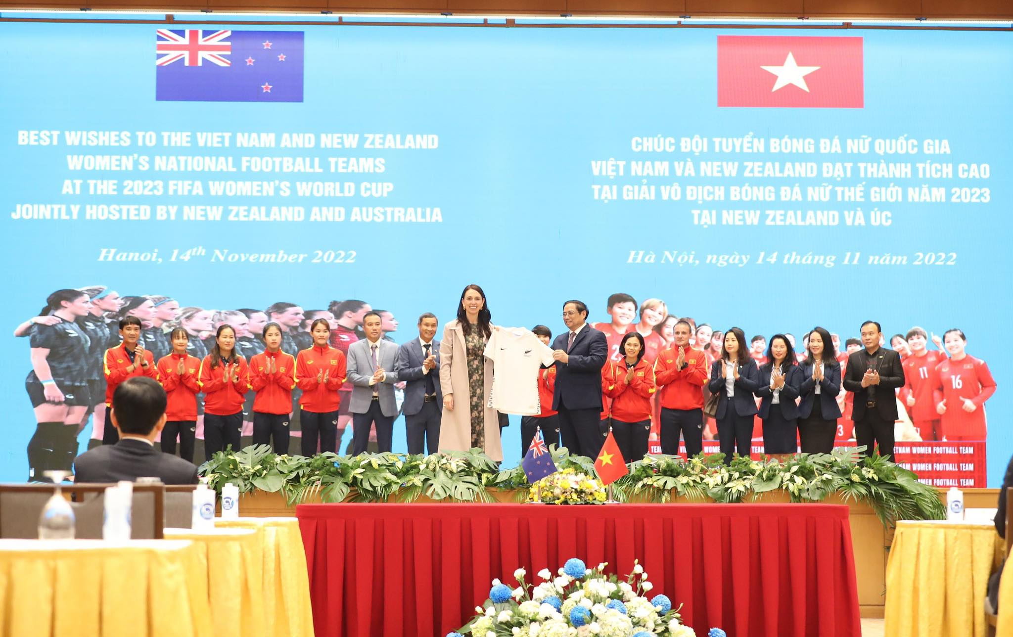 Thủ tướng New Zealand Jacinda Ardern trao áo đấu ĐT New Zealand cho Thủ tướng Phạm Minh Chính - Ảnh: Thùy Linh