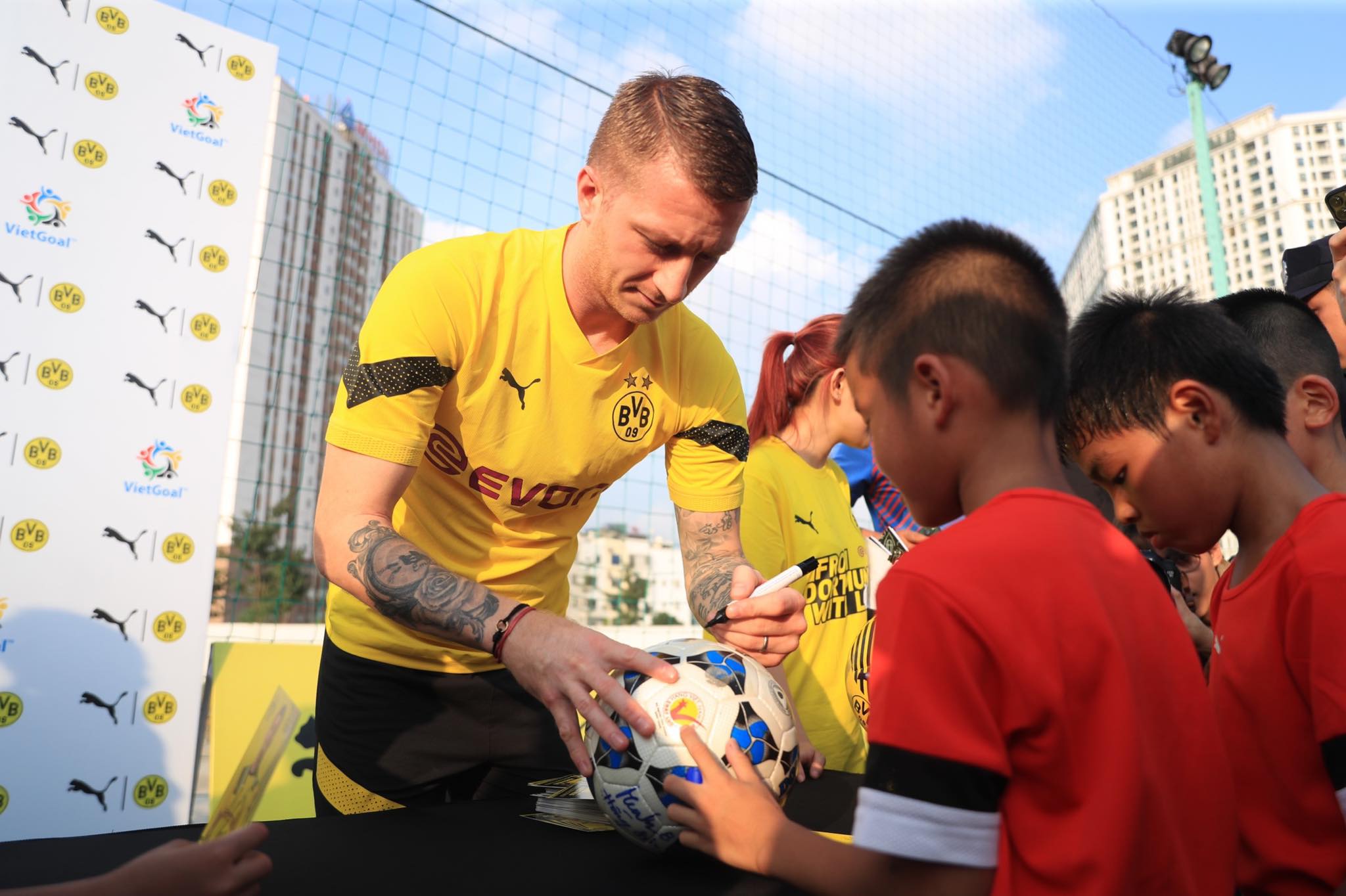 Marco Reus ký tặng các CĐV nhí