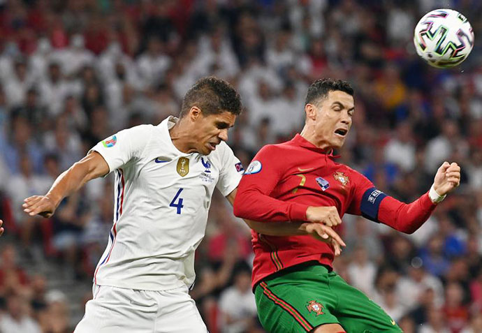 Varane (trái) đã không còn ủng hộ Ronaldo