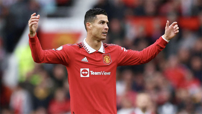 Ronaldo tự đẩy mình ra xa  các đồng đội