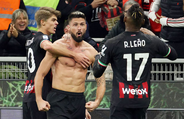 Giroud cởi áo ăn mừng siêu phẩm đem về 3 điểm cho Rossoneri trước Spezia rồi phải nhận thẻ vàng thứ hai 