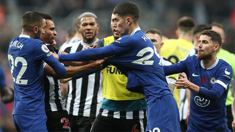 Havertz và Dan Burn đòi choảng nhau sau trận Chelsea thua Newcastle