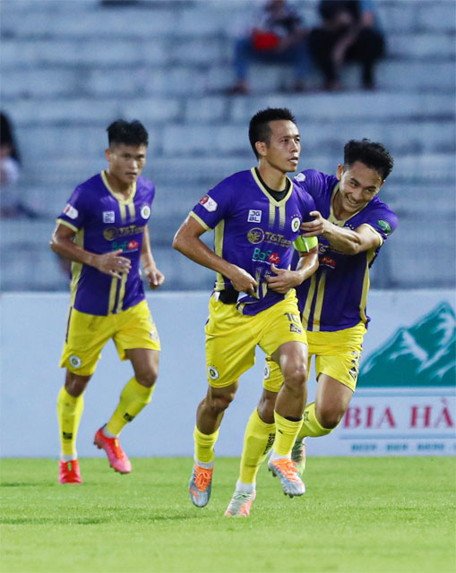 Văn Quyết rất khát khao cùng đồng đội lần thứ 6 lên ngôi vô địch V.League - Ảnh: Minh Tuấn