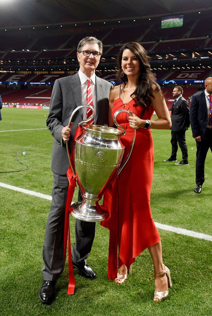 Tỷ phú John Henry (trái) có thể thu về hơn 5 tỷ USD nếu bán Liverpool