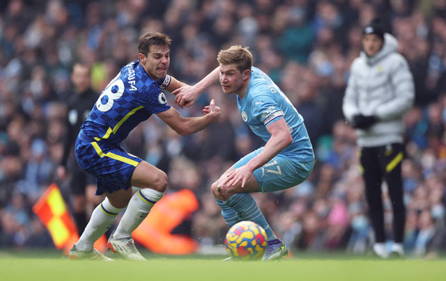 Chelsea (trái) khó tránh khỏi thất bại ở "sào huyệt" Etihad của đối thủ