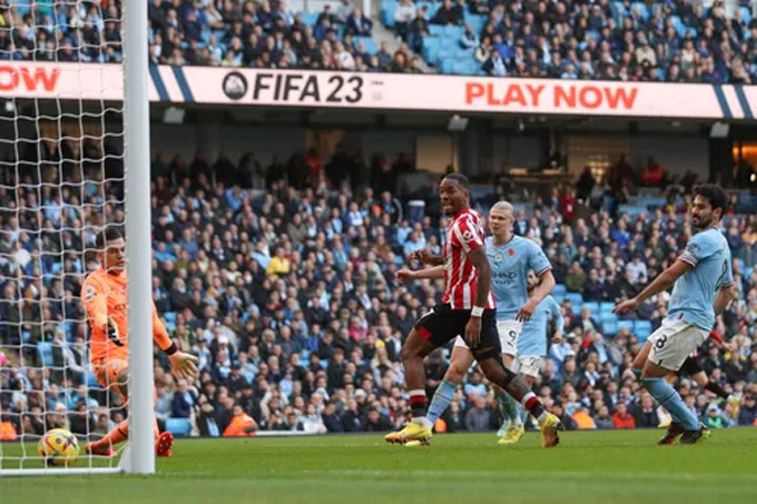 Toney bắn hạ Man City ở phút bù giờ thứ 8