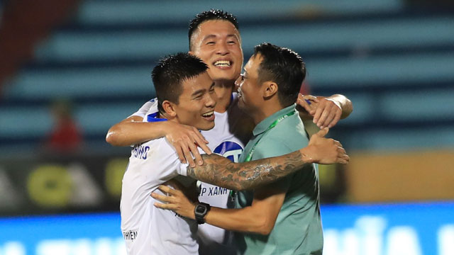 Thầy trò HLV Vũ Hồng Việt ăn mừng sau khi trụ hạng V.League	Ảnh: Phan Tùng