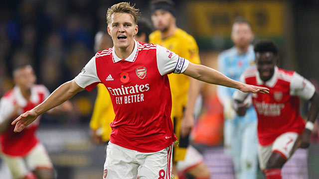 Odegaard ăn mừng bàn thắng cho Arsenal