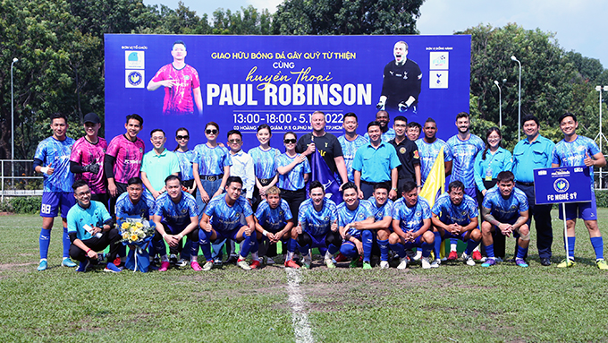 Cựu thủ môn Paul Robinson chụp hình cùng đội FC Nghệ Sỹ