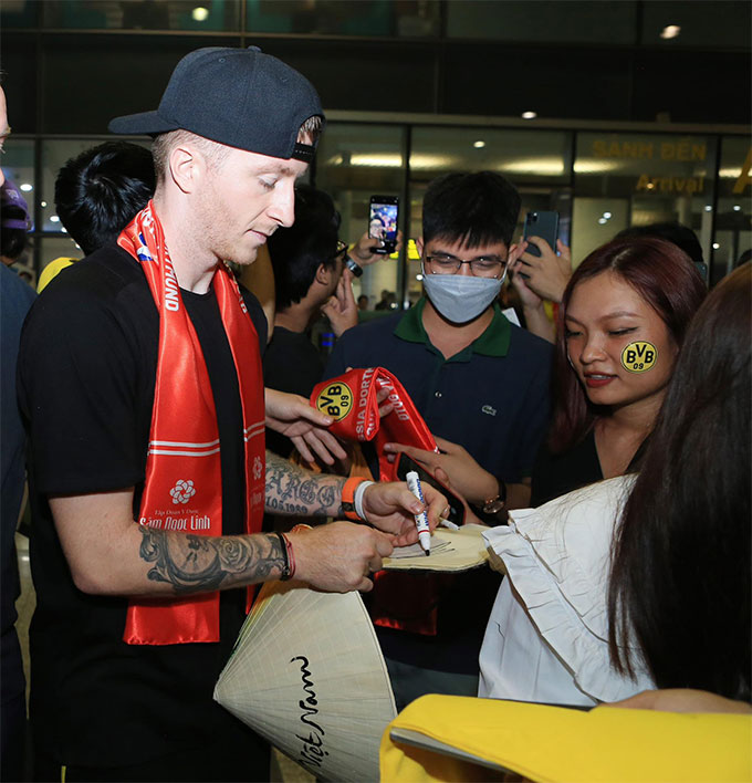 Marco Reus rất thân thiện với fan hâm mộ