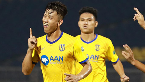 Văn Đức được khen ngợi sau cú đúp giúp SLNA trụ hạng V.League