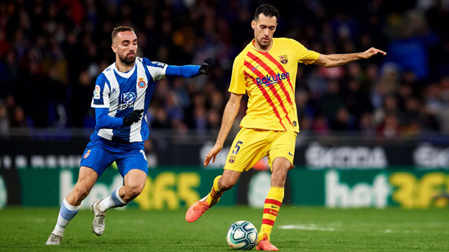 Chỉ cần thi đấu đúng sức, Busquets (phải) và đồng đội đủ sức thắng cách biệt Espanyol