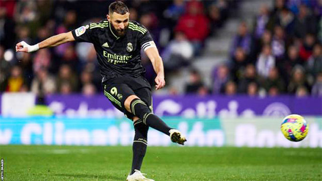 Karim Benzema ghi 2 bàn giúp Real Madrid bỏ túi 3 điểm trên sân của Valladolid