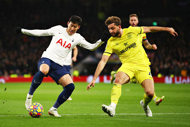 Tiền đạo Son Heung-min (trái) sẽ cùng Tottenham có chiến thắng trước đối thủ ưa thích Brentford