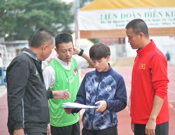 Các chuyên viên đang tiến hành kiểm tra thể lực của trọng tài và trợ lý. Ảnh: Tuấn Thành