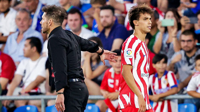 Bất đồng sâu sắc với HLV Diego Simeone, ngày Joao Felix (phải) rời Atletico không còn xa