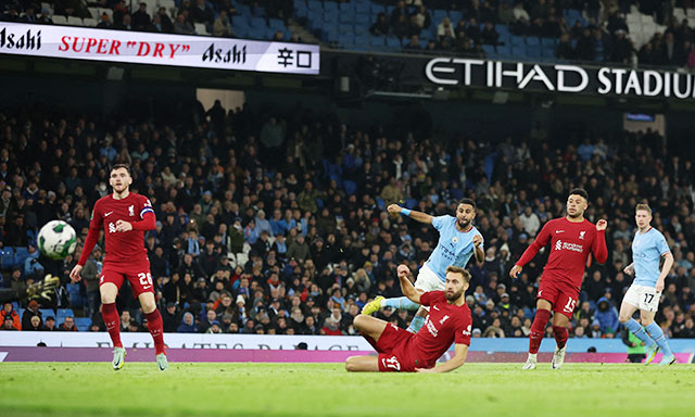 Liverpool (áo sẫm) vừa thất bại 2-3 trước Man City ở Cup Liên đoàn