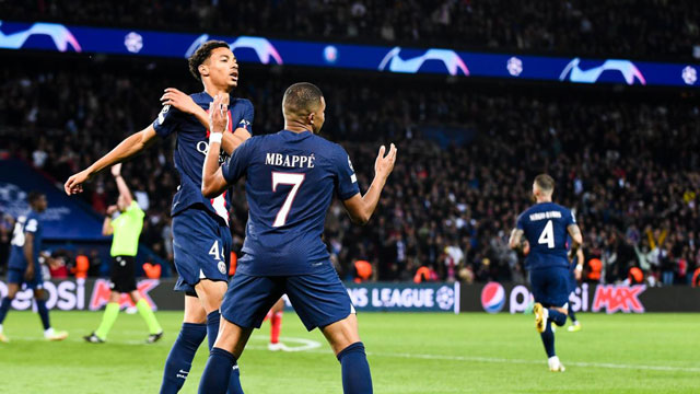 Ekitike (trái) được đá cặp với Mbappe với nhiệm vụ giúp PSG đả bại chủ nhà Lens đang có phong độ tốt