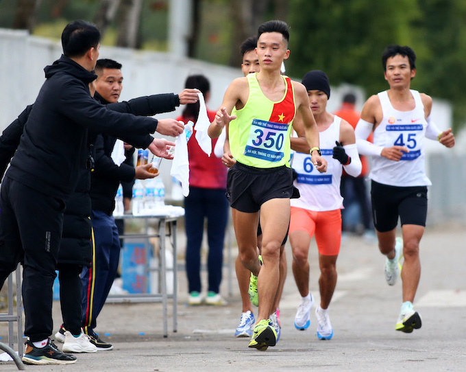 Các VĐV nam trên đường chạy marathon. Ảnh: Hoàng Tùng