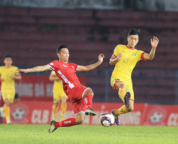 Văn Đức (phải) tung hoành ở V.League trong màu áo SLNA	- Ảnh: Phan Tùng