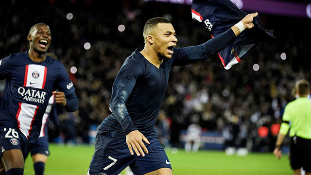 Mbappe ăn mừng sau khi ghi bàn vào lưới Strasbourg