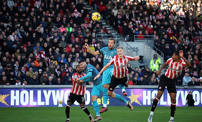 Kane đánh đầu ghi bàn cho Tottenham