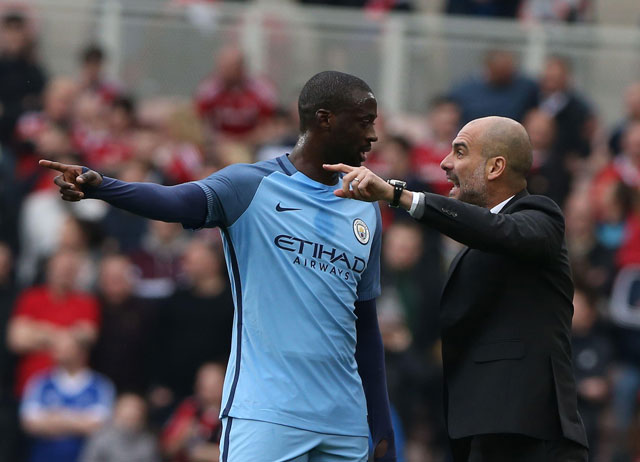 Với một người đầy cá tính như cựu tiền vệ Yaya Toure (trái) thì chuyện “bật” lại các HLV, dù đó có là Pep Guardiola của Man City, thì cũng là… bình thường