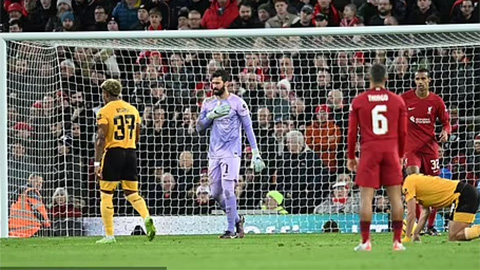 Alisson Becker đi vào 'vết xe đổ' của De Gea