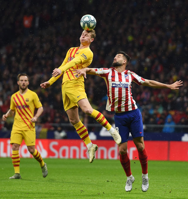 Barca (trái) khó giành trọn 3 điểm trên sân của Atletico