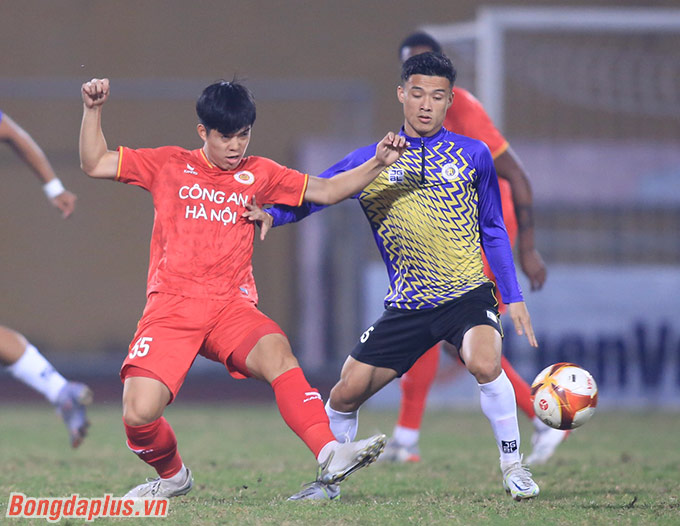 Công an Hà Nội (đỏ) thắng đậm Hà Nội FC - Ảnh: Minh Tuấn