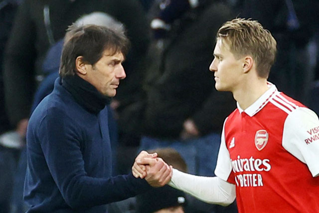 HLV Conte (trái) chúc mừng cầu thủ bên Arsenal sau khi Tottenham của ông thua tâm phục khẩu phục