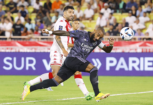 Lacazette (áo sẫm) cùng Lyon nhiều khả năng sẽ rớt điểm